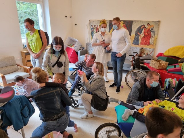 Ogromne emocje towarzyszyły spotkaniu kołobrzeskich opiekunów z niepełnosprawnymi intelektualnie uchodźcami z Białej Cerkwi.