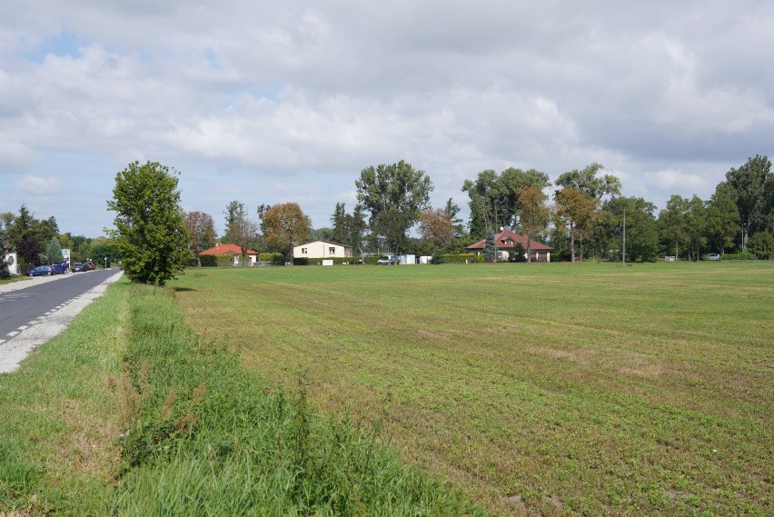 Boisko do piłki nożnej z trybuną, boisko do koszykówki i...