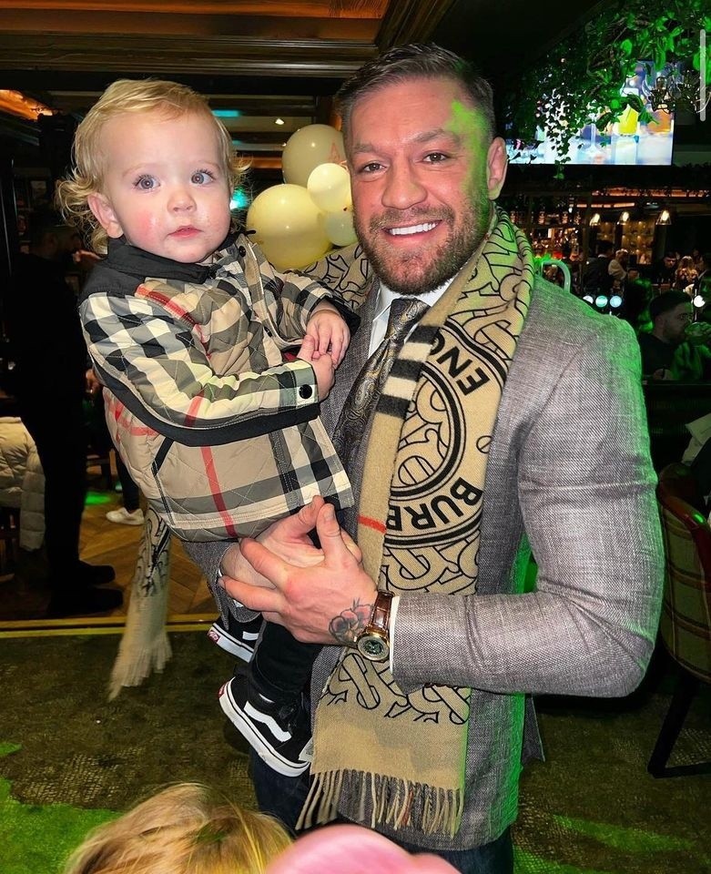 Conor McGregor mógł zginąć podczas przejażdżki na rowerze, ale ucierpiał tylko jego tył...