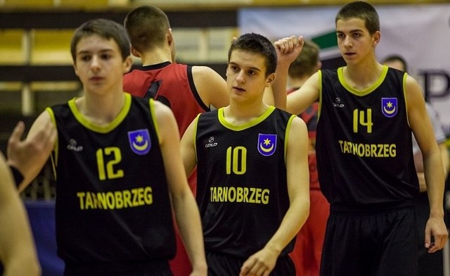 Szymek &#8211; w środku z numerem 10 jest podstawowym zawodnikiem koszykarskiej drużyny kadetów Siarki Jezioro Tarnobrzeg.