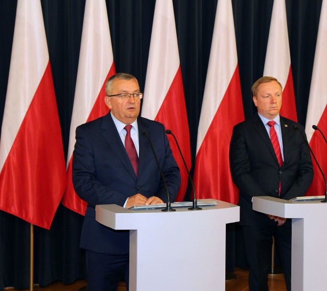 Minister infrastruktury Andrzej Adamczyk (z lewej) we wtorek podczas konferencji mówił o trasie S12 biegnącej przez region.