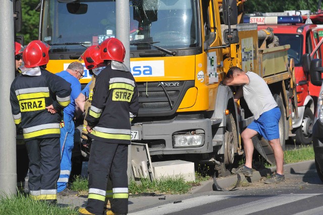 Był środowy poranek, gdy w centrum Gorzowa zrobiło się głośno od syren. To policja, strażacy i pogotowie jechało do zderzenia dwóch samochodów, do którego doszło na alei Konstytucji 3 Maja.Samochody zderzyły się przed przejściem dla pieszych, na pasie prowadzącym w stronę centrum Gorzowa. Sytuacja miała miejsce przed godziną ósmą rano. W tył volkswagena golfa wjechała ciężarówka. Golf ma mocno rozbity tył, natomiast kierowca ciężarówki, próbując jeszcze ratować się przed uderzeniem w golfa, zjechał na pas zieleni. Uszkodził nie tylko swój pojazd, ale też skrzynkę elektryczną i sygnalizację świetlną. Na miejsce trzeba więc było wezwać również pogotowie energetyczne.- Kierowca ciężarówki był trzeźwy. Zostało mu odebrane prawo jazdy, sprawa zostanie skierowana do sądu - mówi "GL" podkom. Grzegorz Jaroszewicz z wydziału prasowego Komendy Wojewódzkiej Policji w Gorzowie Wlkp. Przybyli na miejsce lekarze przebadali osoby, podróżujące golfem. Była to matka z dwuletnim dzieckiem. Na szczęście skończyło się tylko na uszkodzeniach pojazdów i na strachu, w tym zdarzeniu nikt poważnie nie ucierpiał.Zobacz też wideo: Groźny wypadek na ul. Kasprzaka w Gorzowie. Kierowca zasłabł, zjechał na przeciwny pas i zderzył się czołowo z mazdą [ZOBACZ NAGRANIE]