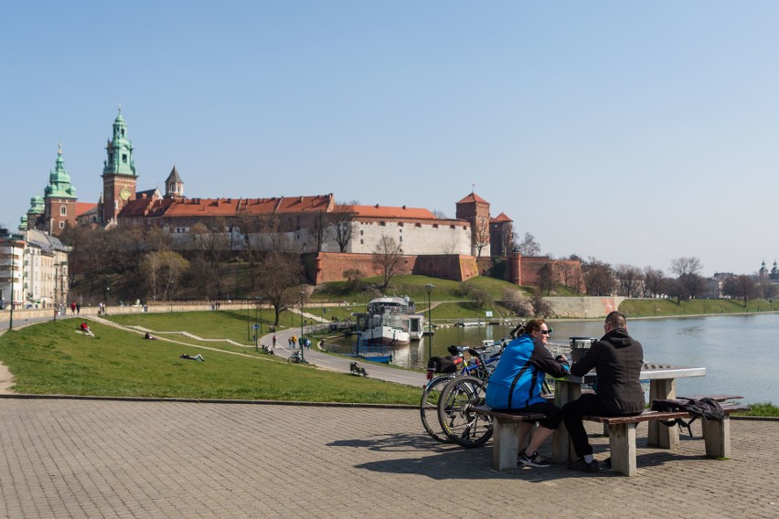 Koronawirus w Krakowie. Wielu spacerujących na bulwarach wiślanych, Błoniach i w dolinkach. Na Rynku sporo rowerzystów [ZDJĘCIA]