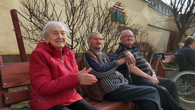 Seniorzy z Domu Pomocy Społecznej w Strzelcach Opolskich świetnie bawili się na pierwszej wiosennej imprezie. To powrót do „normalności”.