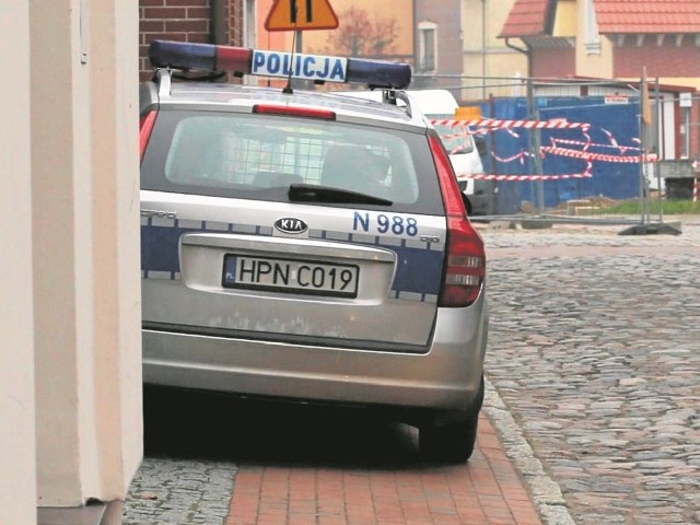 Policjant, który zaparkował na chodniku został ukarany pouczeniem. Ma szczęście, że straż miejska nie założyła blokady...