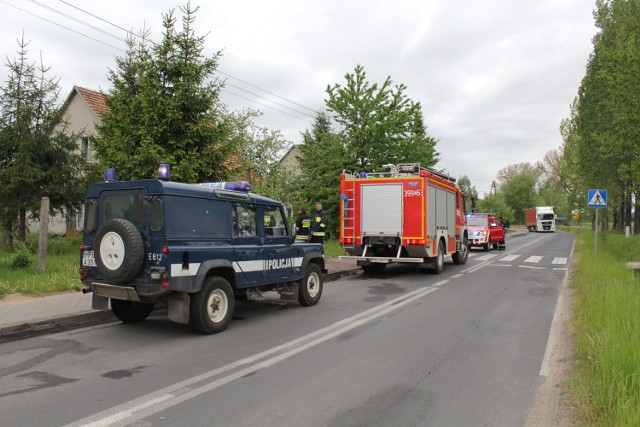 Do tragicznego pożaru doszło we wtorek, 17 maja nad ranem. Palił się budynek mieszkalny w Drzeńsku (pow. słubicki).Tragiczny pożar wybuchł we wsi Drzeńsko, położonej w powiecie słubickim, w gminie Rzepin. Strażacy poinformowali o nim 17 maja nad ranem. Palił się budynek mieszkalny. Na miejsce wysłano pięć zastępów strażaków. Niestety, okazało się, że w pożarze zginęła jedna osoba. Jak udało nam się dowiedzieć, ogień zauważyli przypadkowi świadkowie, którzy akurat przejeżdżali w pobliżu domu samochodem do pracy. Zauważyli łunę w jednym z okien i powiadomili o tym strażaków. Okazało się, że pożar nie był duży, nie palił się cały budynek, a ogień zlokalizowano zaledwie w jednym z pomieszczeń. W tym, w którym przebywał akurat mężczyzna - ofiara pożaru. Paliły, a w zasadzie tliły się pozostawione na podłodze śmieci i stojące w pokoju łóżko. Strażacy ugasili pożar w kilkadziesiąt sekund. Niestety, mężczyzny nie udało się uratować.Na miejscu pożaru pracują policyjni technicy, do Drzeńska przyjechał też prokurator ze Słubic, który będzie prowadził tę sprawę. Zobacz też: Pożar domu w Kiełpinie. Podczas akcji mogło dojść do wybuchu [ZDJĘCIA]