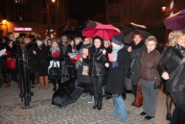 8 marca kobiety w całej Polsce protestowały. W kilku miastach naszego regionu panie także wyszły na ulice. Strajk kobiet w Warszawie. "Ściana furii" pod siedzibą PiS przy Nowogrodzkiej.