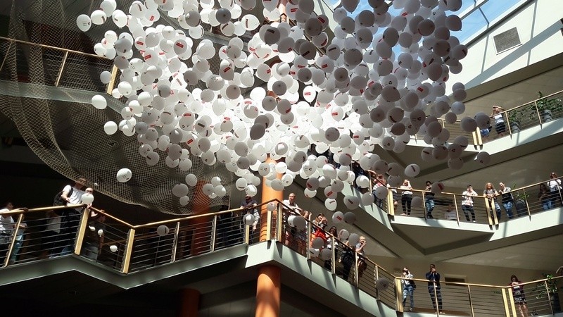 Balonowy Deszcz nagród spadł na głowy studentów. Tysiąc balonów sfrunęło spod dachu Wydziału Zarządzania UŁ [ZDJĘCIA + FILM]