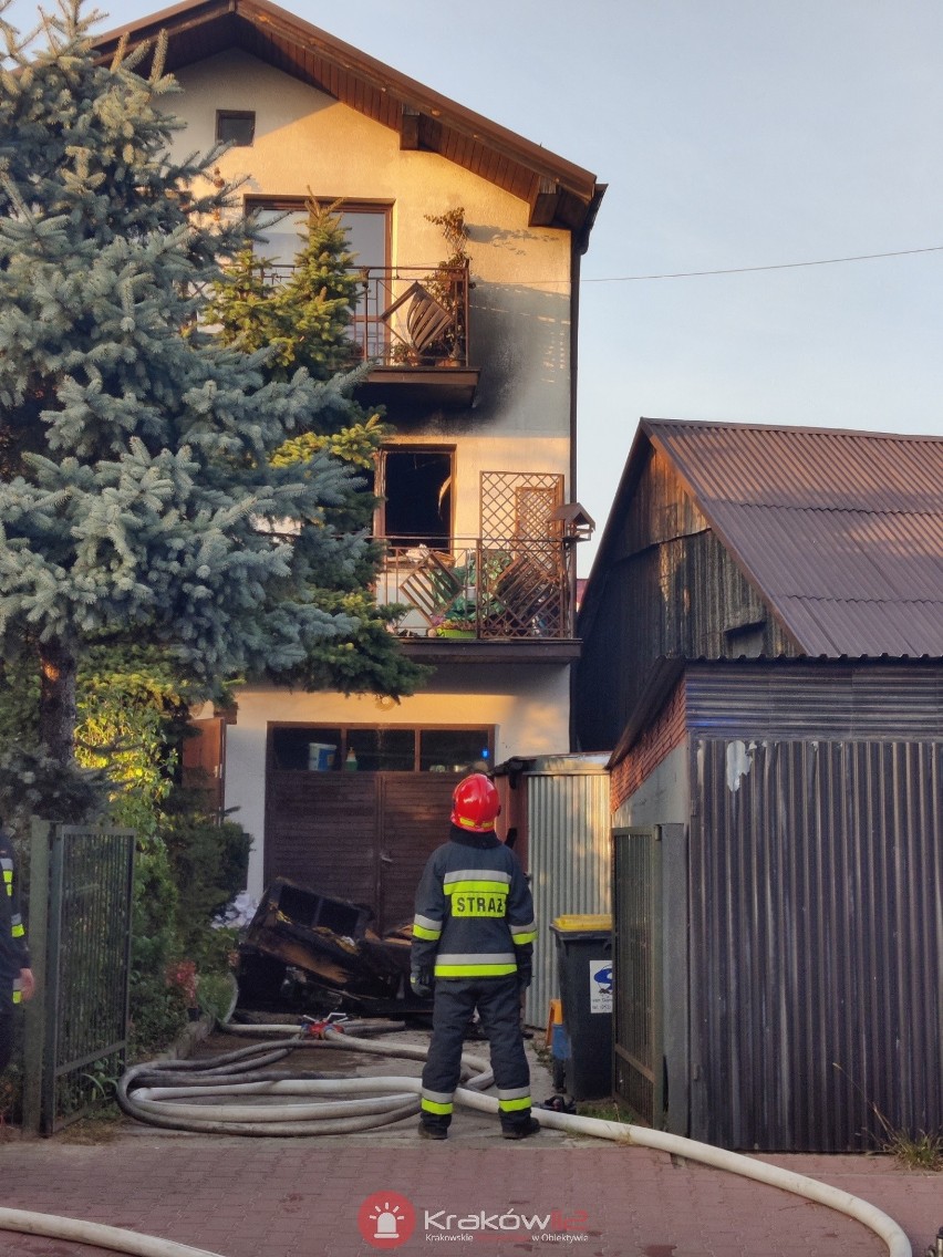 Pożar domu w Krakowie. Cztery osoby zostały poszkodowane [ZDJĘCIA]