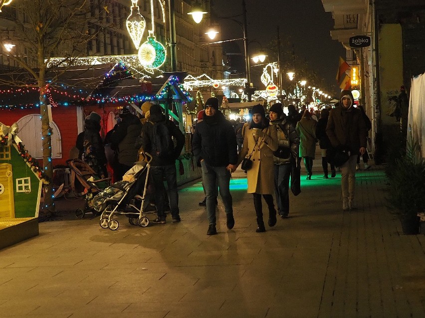 Jarmark bożonarodzeniowy na Piotrkowskiej rozpoczyna się w piątek 1 grudnia. Oto harmonogram atrakcji i koncertów i spotkań z Mikołajem