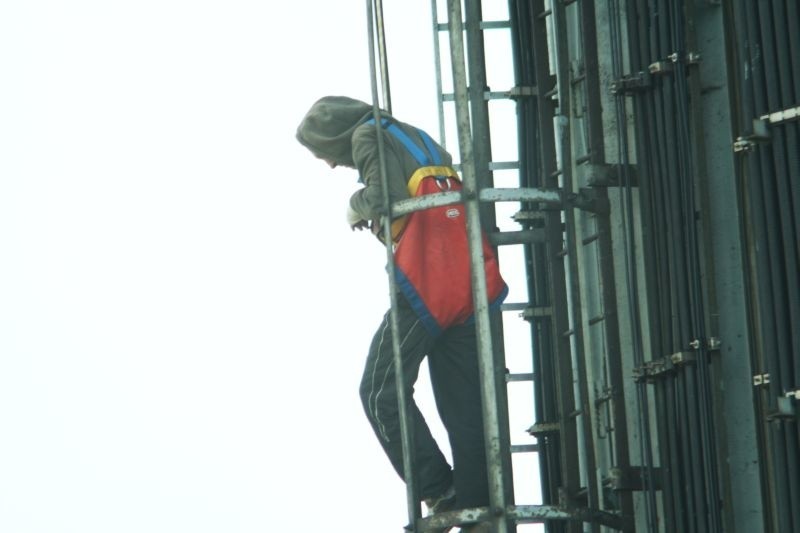 Desperat na 60-metrowym kominie! Chciał popełnić samobójstwo [FOTO]