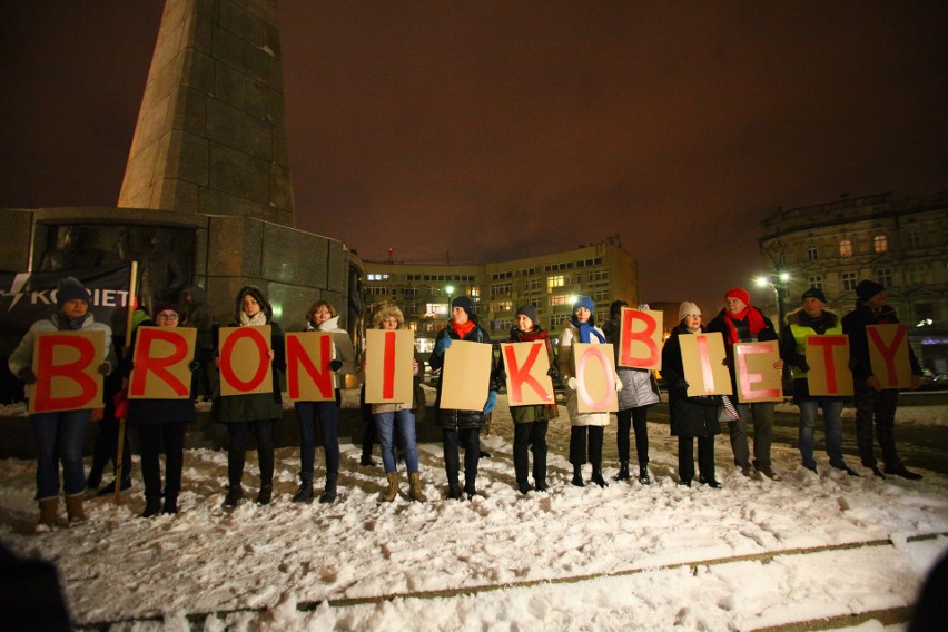 Manifestacja w obronie praw kobiet na Placu Wolności. Protest zgromadził około 500 osób [zdjęcia]