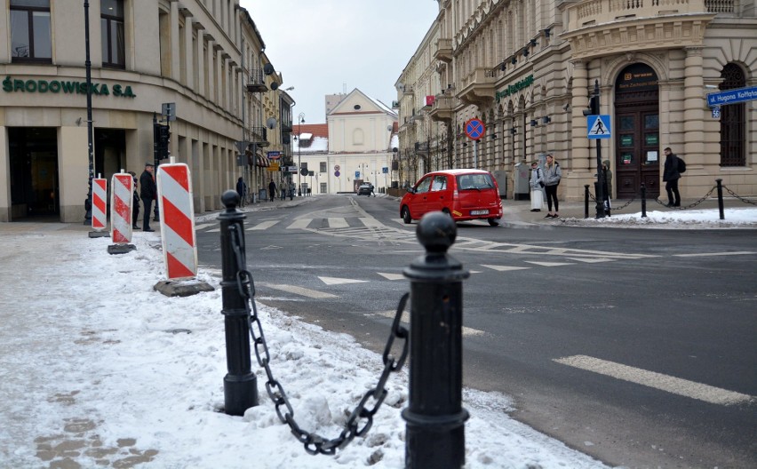 Pl. Litewski. Auto wpadło w ogrodzenie wzdłuż chodnika [ZDJĘCIA]