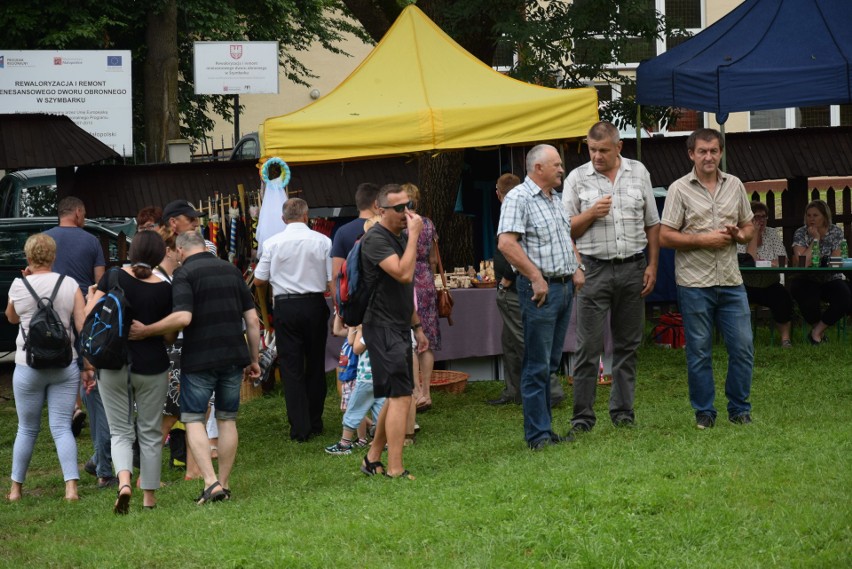 Szymbark. XV Panorama Kultur. W skansenie głośno gra muzyka, jest mnóstwo ludzi, są stoiska z rękodziełem, gospodynie częstują pysznościami