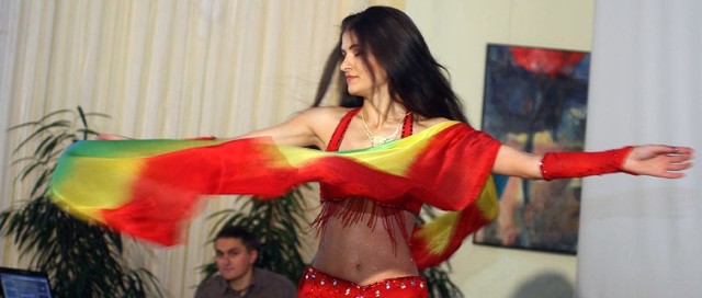 Celina Chmiel &#8211; Haniya ze szkoły "Arabells&#8221; z Krakowa pokazała taniec brzucha.