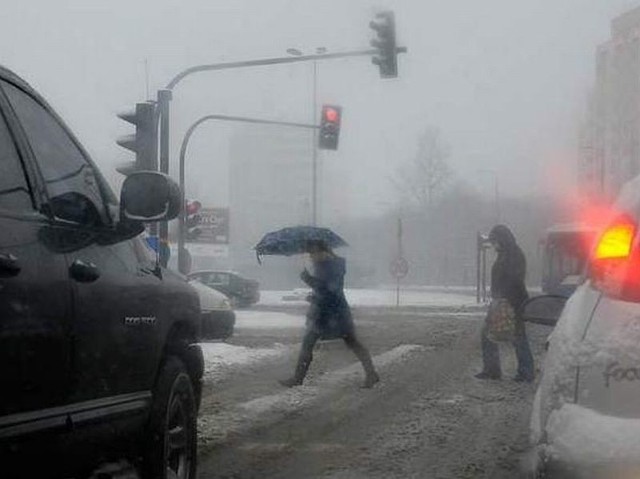 Policja ostrzega kierowców przed bardzo trudnymi warunkami atmosferycznymi.