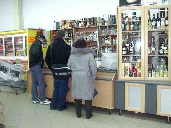 W Mielcu alkohol można kupić w nocy tylko w pubach. W sklepach jeśli minie godzina 22, sprzedawcy nie mogą podawać mocnych trunków.