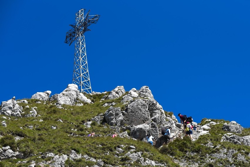 Weekend w górach. Tłumy turystów idą na Giewont [ZDJĘCIA]