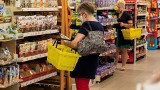 Pracownicy sklepów nie odpuszczają. Polacy częściej robią zakupy w maseczkach. W sklepach są płyny do dezynfekcji, a czego brakuje? 