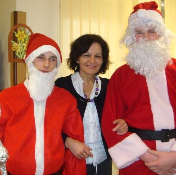 Dyrektor Barbara Gołąb zainaugurowała "Rady na odpady&#8221;... pod eskortą Mikołajów z IIIB - Adriana Bobera (z lewej) i Mateusza Klimczyka. 