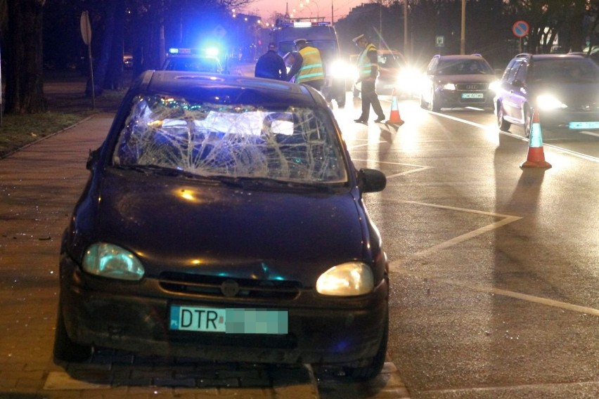 Wypadek na Grabiszyńskiej. Samochód potrącił pasażera wysiadającego z tramwaju