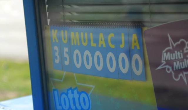 Dzisiaj w kumulacji Lotto do wygrania jest 35 milionów złotych. Zastanawialiście się na co można przeznaczyć tak ogromną sumę? Mamy dla Was kilka propozycji. Także takich z przymrużeniem oka :)Przypominamy także, że od wygranej w Lotto należy zapłacić podatek w wysokości 10 procent. Nigdy zatem "na rękę" nie dostaniemy pełnej kwoty, jaka jest do wygrania.