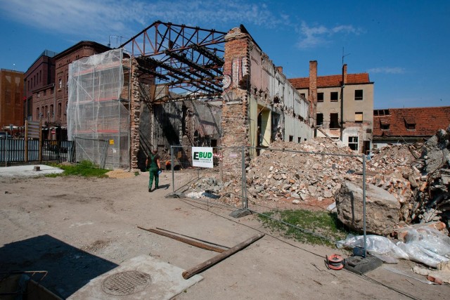 Trwają przygotowania do rekonstrukcji najbardziej cennej ściany Teatru Kameralnego. Stara konstrukcja ściany od ulicy Grodzkiej ma założoną zbrojną opaskę. To zabezpieczenie, które pozwoli budowlańcom na demontaż ściany do określonej wysokości i jej odtworzenie - wraz z otworami okiennymi - z użyciem oryginalnych cegieł. Rozbiórkę czekają też ściany boczne Teatru Kameralnego, którego rewitalizacja prowadzona jest z unijnym dofinansowaniem 10 mln zł, całość prac kosztuje 26 mln zł. (jt)