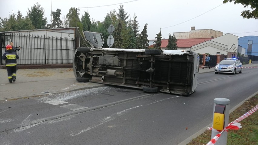 Wypadek na skrzyżowaniu Wiejska - Długa we Włocławku. Dostawczak wywrócił się na bok [zdjęcia]