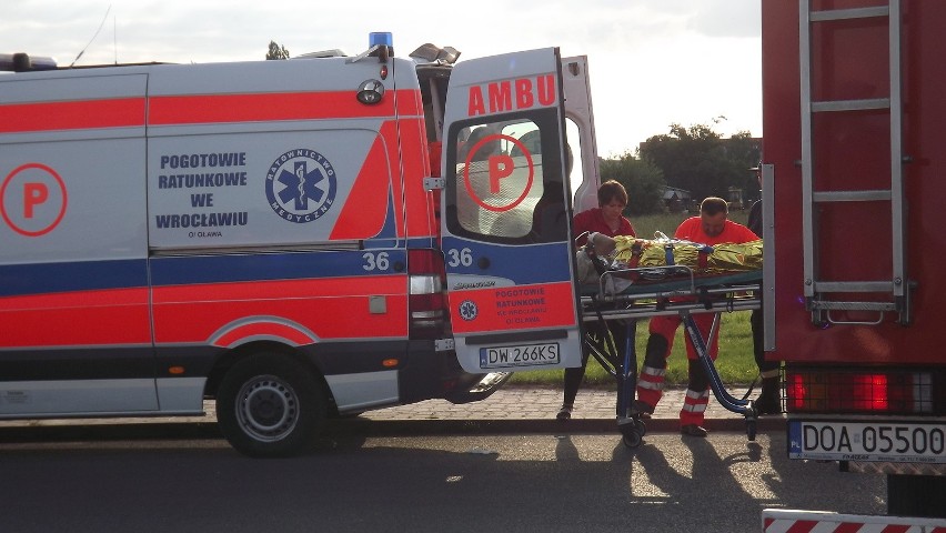 Wypadek w Jelczu-Laskowicach. Naczepa przygniotła mężczyznę