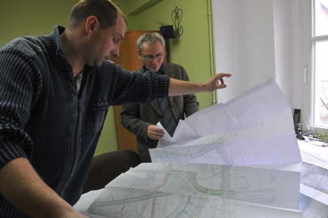 Tomasz Wysoczański i Bogdan Bogucki pokazują na mapie, które części miasta zostaną objęte rewitalizacją