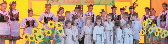 Imprezę otworzyły Diamenty Powiśla - folklorystyczna marka Oblekonia. Zespół tworzą uczniowie podstawówki i gimnazjum, zaś najmłodsza generacja - „diamenciki“ - chodzi dopiero... do przedszkola.