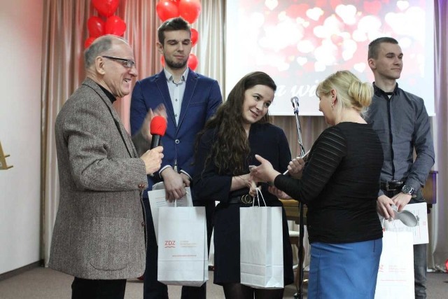 Laureatom II Międzyszkolnego Konkursu Recytatorskiego i Poezji Śpiewanej „Miłość ma wiele imion” wręczono nagrody.