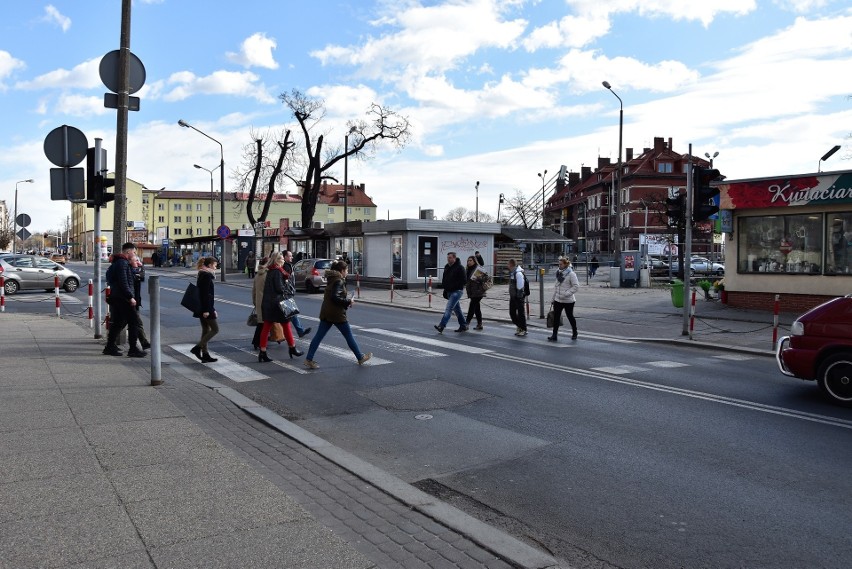 Skrzyżowanie ulicy 1 Maja i Kołłątaja. Od strony pasaży...