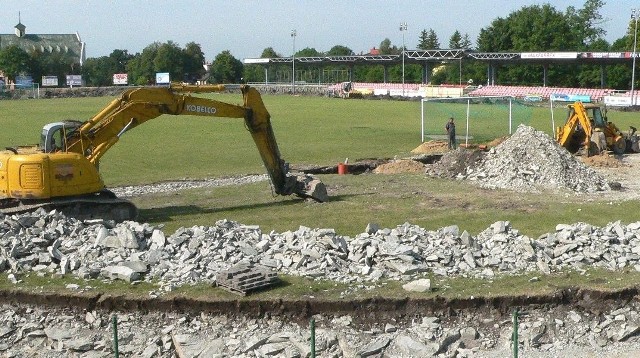 Buski stadion przy ulicy Kusocińskiego przechodzi gruntowną modernizację i od trzech miesięcy przypomina plac budowy.