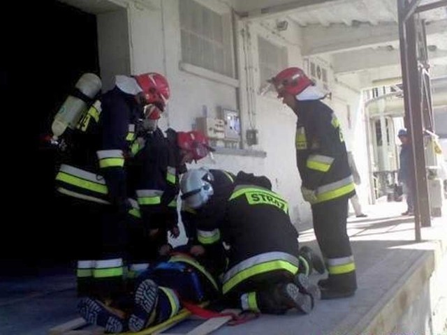 Strażacy ćwiczą udzielani pierwszej pomocy osobie poszkodowanej.