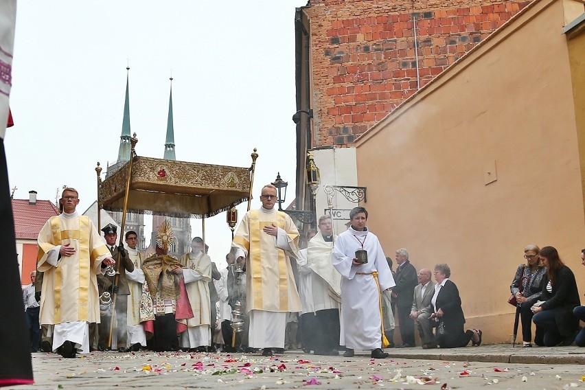 Procesja z okazji Bożego Ciała w centrum Wrocławia