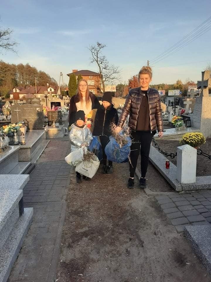 Uczniowie szkoły podstawowej w Białobrzegach zadbali o zapomniane groby na cmentarzu. Wolontariusze pomagają i pamiętają