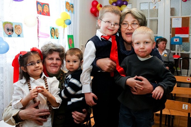 W uroczystości wzięły udział m.in. Lucyna Węgrzyna z wnuczkami Maćkiem i Pawłem (na zdjęciu z prawej) i Elżbieta Konopka z Olą i Bartkiem.