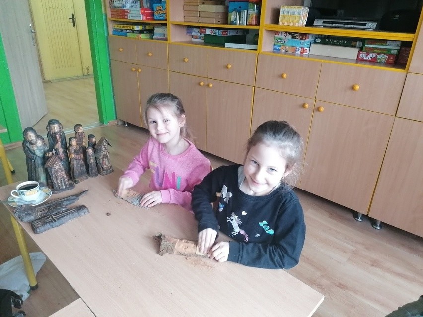 Dzieci z Sołtykowa nauczyły się trudnej sztuki rzeźbienia.