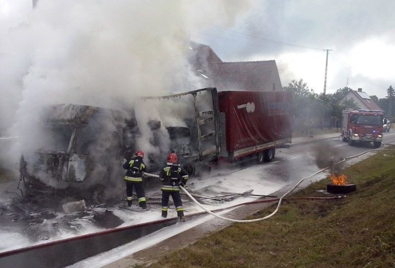 Surminy: Pożar ciężarówki z kierowcą w środku. Strażacy walczyli z ogniem (zdjęcia)