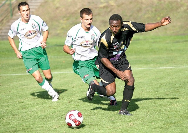 Stal Sandeco potrzebuje lepszej skuteczności swoich piłkarzy, między innymi Emanuela Udoudo.