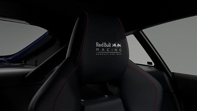 Aston Martin Vantage Red Bull RacingAston Martin przygotował specjalną limitowaną wersję modelu V8 i V12 S. Pretekstem okazało się podkreślenie współpracy z Red Bull Racing. Fot. Aston Martin