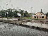 Deszczowa sobota w Słupsku. Ulica Piłsudskiego przetrwała ulewę [ZDJĘCIA]