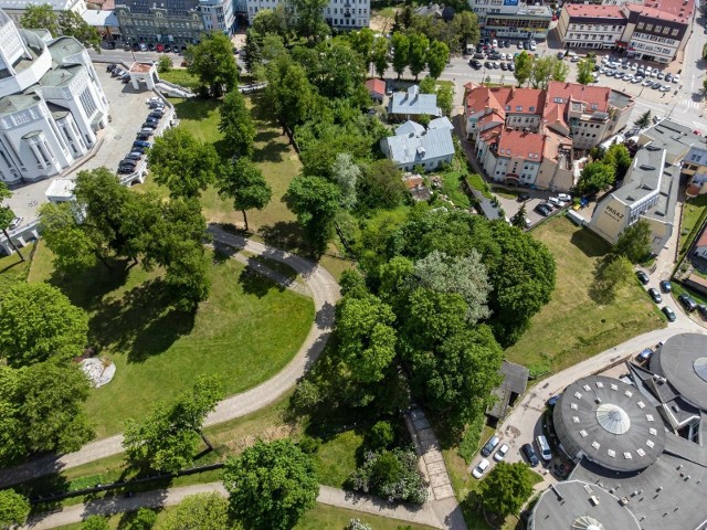 Teren, na którym od lat planowano wybudować drogę dojazdową do kościoła św. Rocha od ulicy św. Rocha (widok od strony wiaduktu). Mogłaby też prowadzić do  Spodków