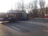 Kraków. Brawurowe zawracanie kierowcy autobusu. Mobilis komentuje [ZDJĘCIA]