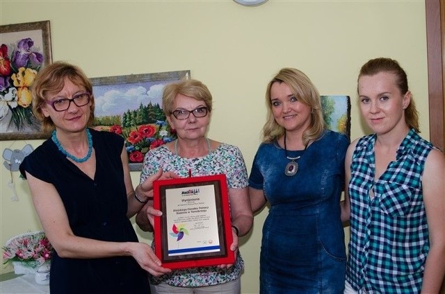 Wyróżnienie przyznane przez Koalicję na rzecz Rodzinnej Opieki Zastępczej, odebrała Elżbieta Miernik - Krukurka, druga z prawej.
