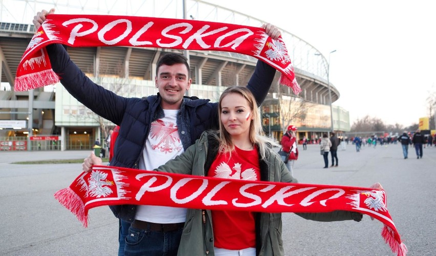 Austria - Polska: Polscy kibice pod stadionem i na trybunach Ernst-Happel-Stadion [ZOBACZ ZDJĘCIA] [GALERIA]