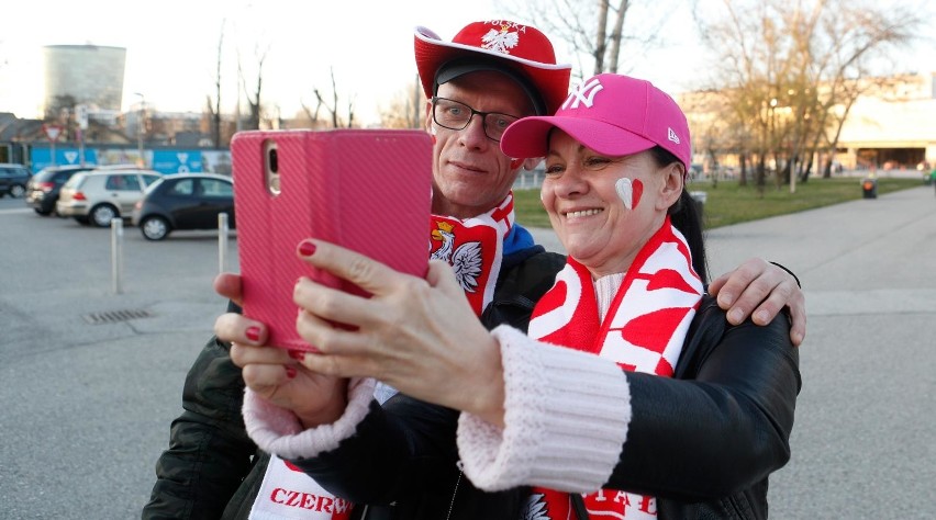 Austria - Polska: Polscy kibice pod stadionem i na trybunach Ernst-Happel-Stadion [ZOBACZ ZDJĘCIA] [GALERIA]