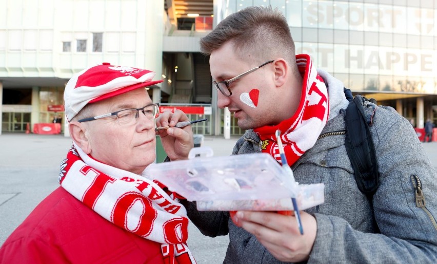 Austria - Polska: Polscy kibice pod stadionem i na trybunach Ernst-Happel-Stadion [ZOBACZ ZDJĘCIA] [GALERIA]