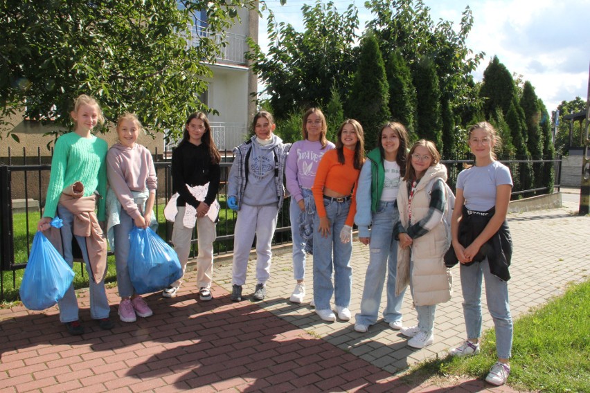 Brzezińscy uczniowie wzięli udział w akcji "Sprzątanie świata"